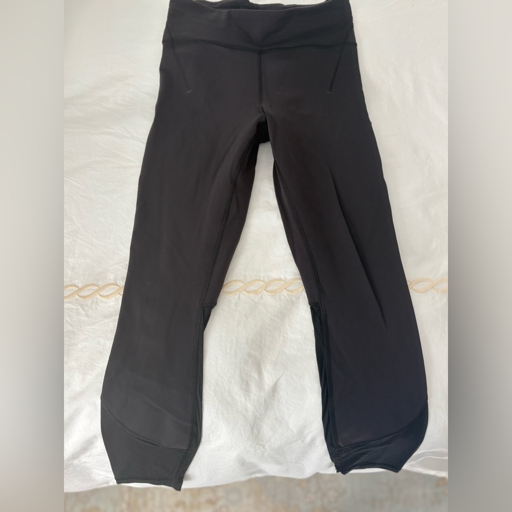 Lululemon Everlux and Mesh Black Tight size 6 25”